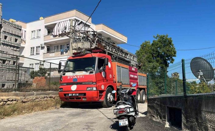 Alanya’da 4 katlı binada yangın