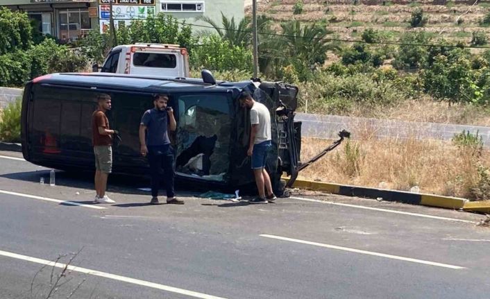 Alanya’da karşı şeride geçen hafif ticari araç ticari taksiyle çarpıştı: 1 yaralı