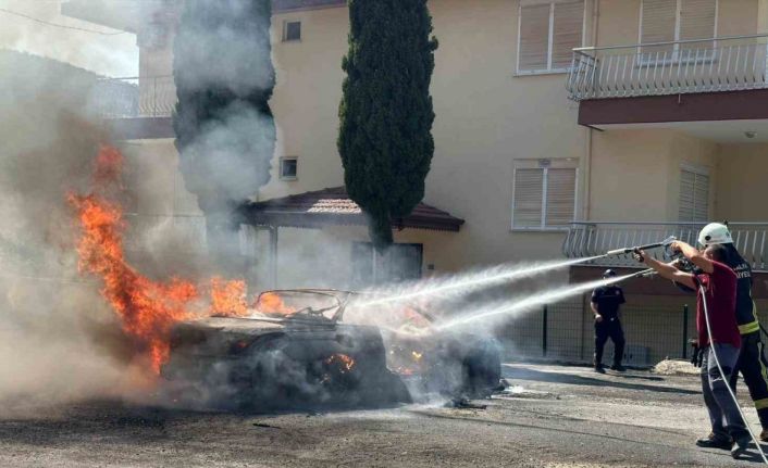 Alanya’da seyir halindeki otomobil alev alev yandı
