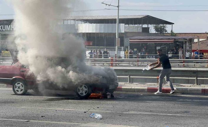 Alev alan otomobilini kendi çabasıyla söndürmeye çalıştı