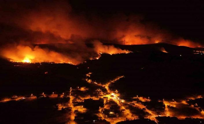 Alevler havadan görüntülendi: Orman yangını köyleri tehdit etmeye devam ediyor