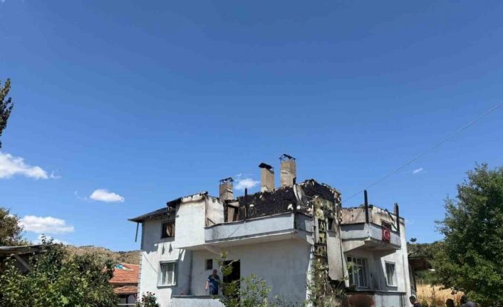Alevlere teslim olan ev kullanılmaz hale geldi