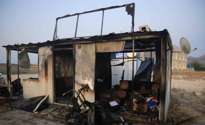 Alevlere teslim olan konteyner iş yeri kullanılamaz hale geldi