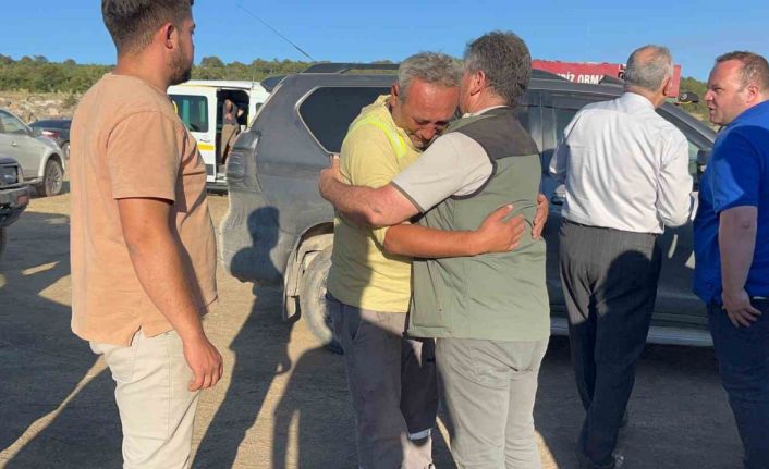 Alevlerin arasından kurtulduktan sonra ağlayarak müdürüne sarıldı