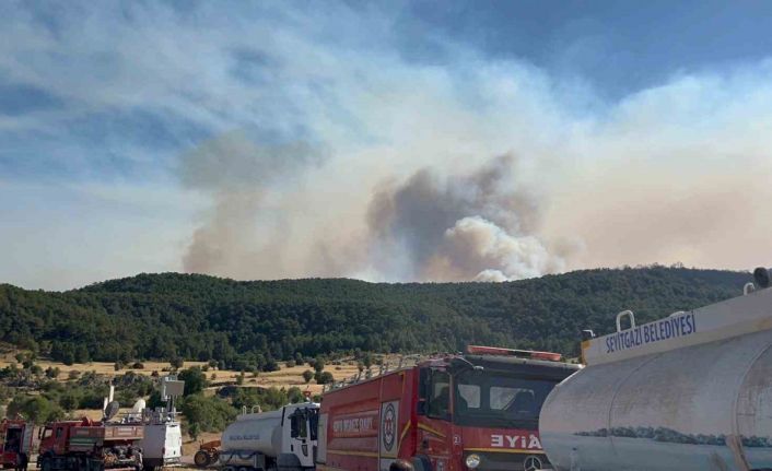 Alevlerin ortasında kalan ekipler mağaraya sığındı