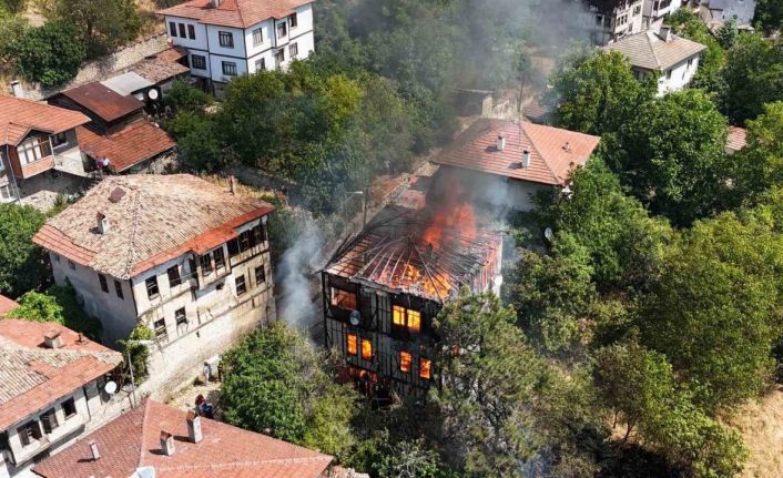 Alevlerin sardığı 150 yıllık tarihi konak dronla görüntülendi