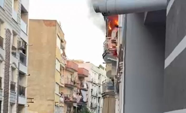 Alevlerin yükseldiği ev kullanılamaz hale geldi