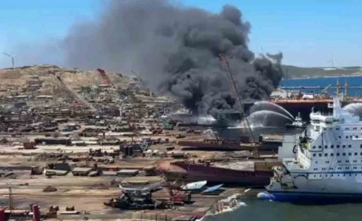 Aliağa’da alevler içinde kalan tanker gemi bu sabah söndürülebildi