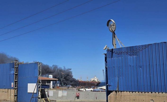 Aliağa’da sökümdeki tanker gemide yangın