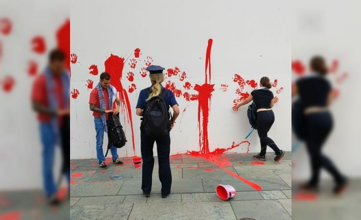 Almanya’da Filistin destekçileri başbakanlık binasını kırmızıya boyadı