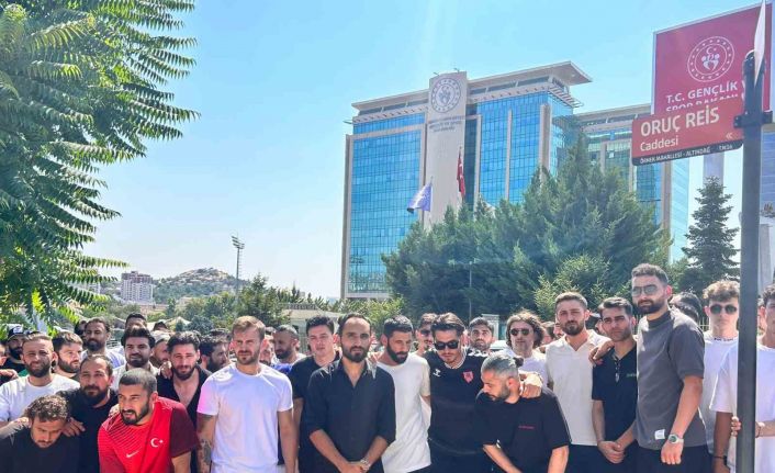 Alt lig futbolcuları, TFF’nin yaş sınırına tepki için GSB önünde toplandı