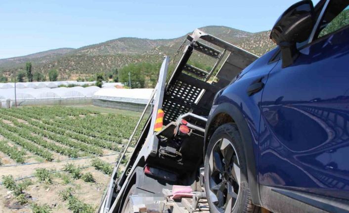 Amasya’da çarpışan tır ile kamyonet tarlaya uçtu: 2 yaralı