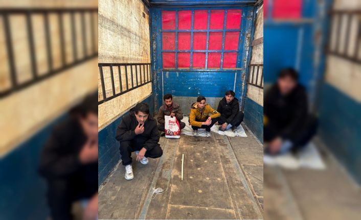 Amasya’da tırın dorsesinde 4 kaçak göçmen yakalandı
