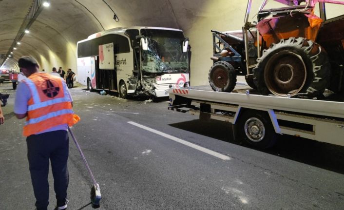 Amasya’da tünelde yolcu otobüsüyle traktör çarpıştı: 1 yaralı