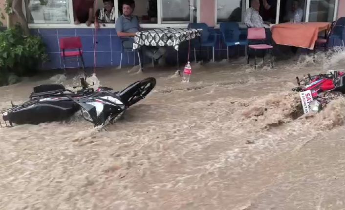 Aniden bastıran sağanak yağış Tavas’ta taşkına neden oldu
