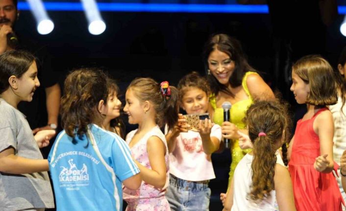 Aniden sahneye fırlayan minik hayranları Zara’yı şaşkına çevirdi