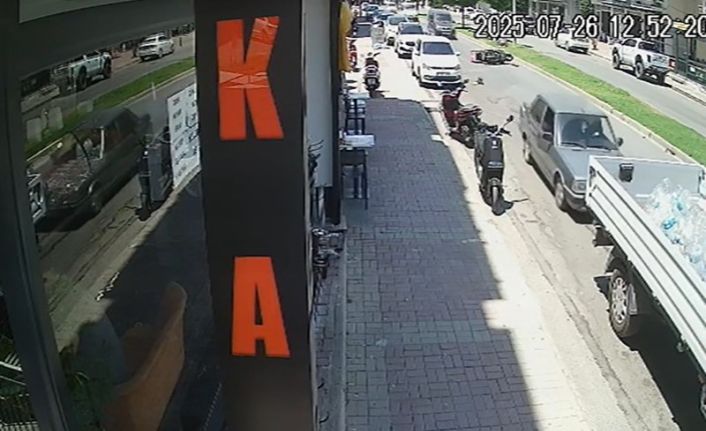 Aniden yola çıkan otomobile çarpan motosikletli yaralandı