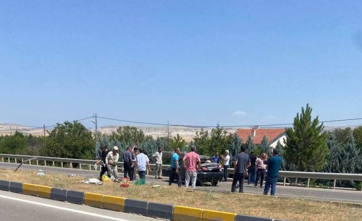 Ankara’da kontrolden çıkan otomobil refüje çarptı: 1 yaralı