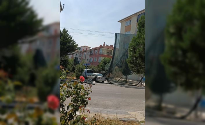 Ankara’da rüzgar sera örtülerini uçurdu