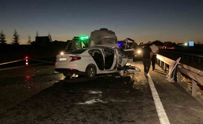 Ankara’da ters yöne giren araç minibüs ile kafa kafaya çarpıştı: 1 ölü