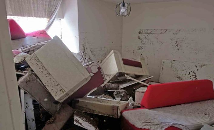 Ankara’da yağış sonrası su dolan dairenin duvarı yıkılarak kullanılmaz hale geldi