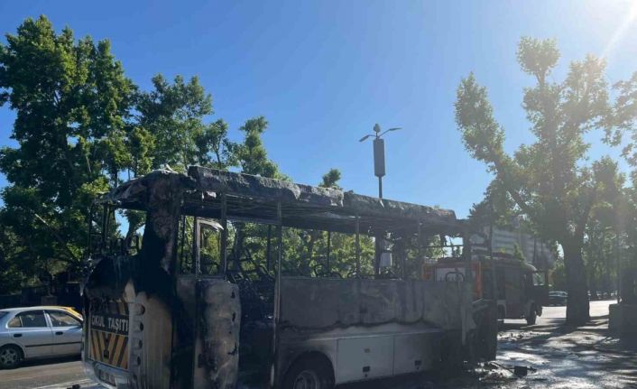 Ankara’da yanan minibüs kullanılamaz hale geldi
