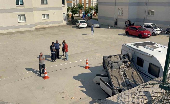 Anne-kız araçla 5 metre yükseklikten siteye uçtu