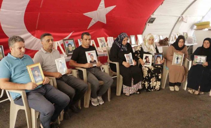 Annelerinin evlat nöbeti kavurucu sıcaklara rağmen devam ediyor