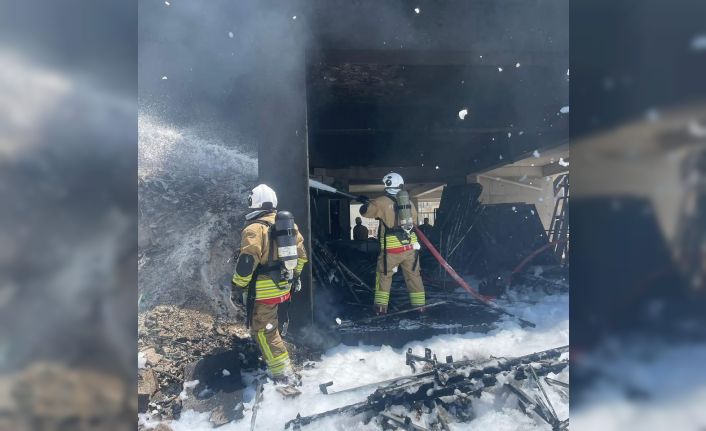 Antakya’da şantiyede çıkan yangın büyümeden söndürdü