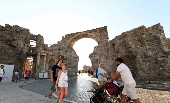 Antalya tüm zamanların günlük turist rekorunu kırdı