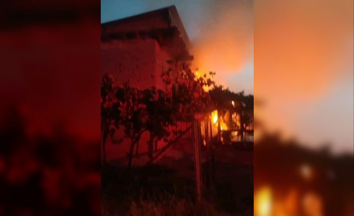 Antalya’da alev alev yanan ev kullanılamaz hale geldi