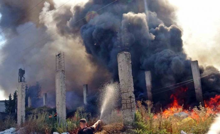 Antalya’da bir ev ve depo alevlerin arasında kaldı