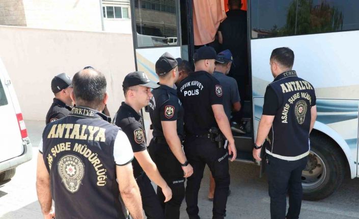 Antalya’da eş zamanlı operasyonda 92 aranan şahıs yakalandı