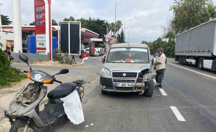 Antalya’da hafif ticari araç ile çarpışan motosikletli yaralandı