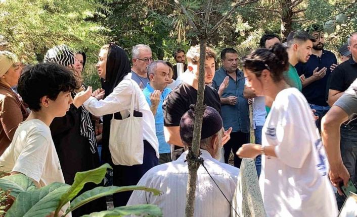 Antalya’da kaldırımda yürürken otomobilin çarptığı üniversiteli genç Burdur’da toprağa verildi