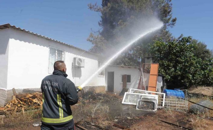 Antalya’da kuruyan otlar tutuştu, çıkan yangın 2 eve sıçramadan söndürüldü