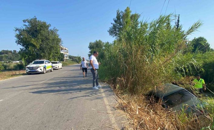 Antalya’da otomobil şarampole uçtu: Anne ve kızı yaralandı