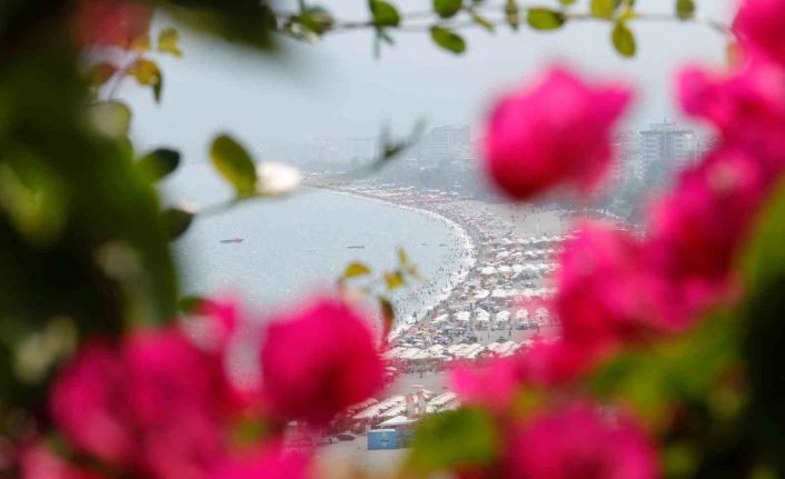 Antalya’da sıcaktan bunalanlar sahile akın etti