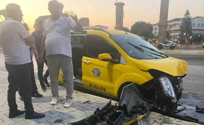 Antalya’da ticari taksi ile otomobil çarpıştı: 5’i turist 7 yaralı