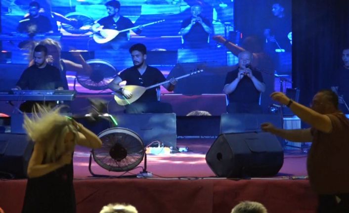 Antalya’daki festivalde sahnede ilginç an: Dron sanatçının kafasına çarptı