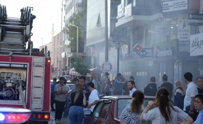Apartman boşluğundaki çöp yangını restoranı dumana boğdu