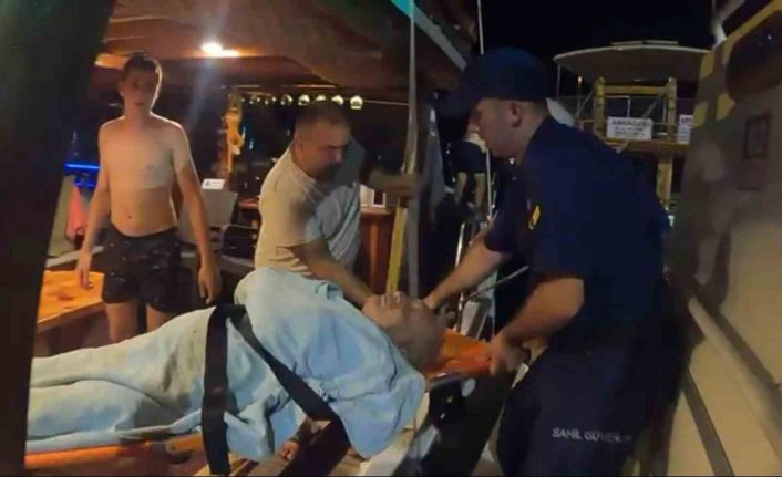 Araç yolu olmayan Kaleköy’de kalp krizi geçiren vatandaşa sahil güvenlik ekipleri yetişti