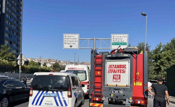 Araca yaslanarak arkadaşıyla konuşan şahsa otomobil çarptı