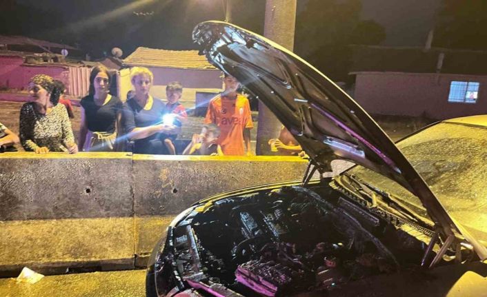 Aracı yanan sürücünün yardımına vatandaşlar koştu