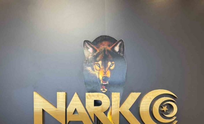 Aracın kapı döşemesinin arkasından 1 kilo 126 gram uyuşturucu çıktı