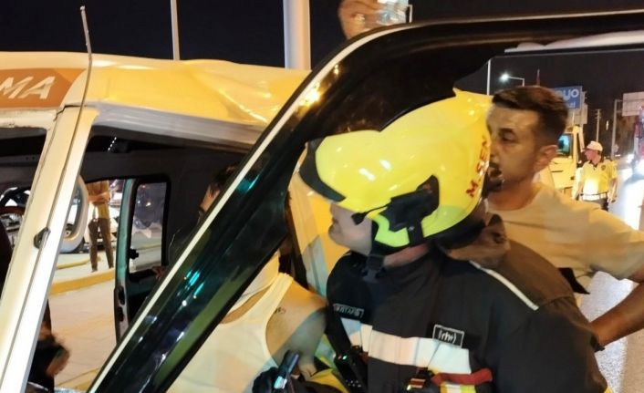 Araçta sıkışan sürücüyü itfaiye kurtardı