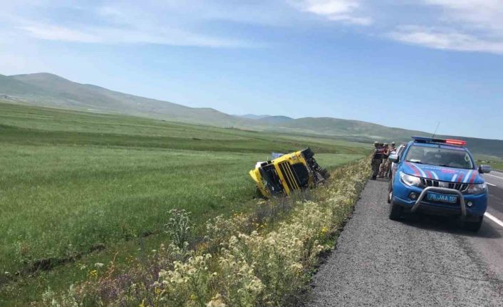 Ardahan’da tır şarampole devrildi: 1 yaralı