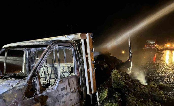 Arguvan’da yonca yüklü kamyonet alev alev yandı