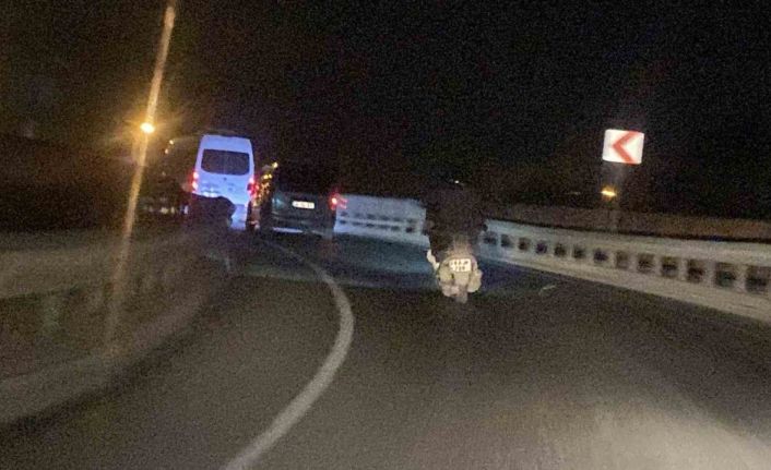 Arka ışıkları yanmayan motosikletli hem kendisini hem de trafiği tehlikeye düşürdü