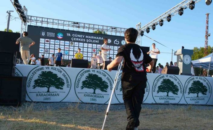 Arkadaşları sahnede hünerlerini sergilerken, o kırık ayağı ile uzaktan katıldı